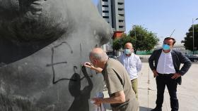 Antonio López restaurando su obra en Coslada.