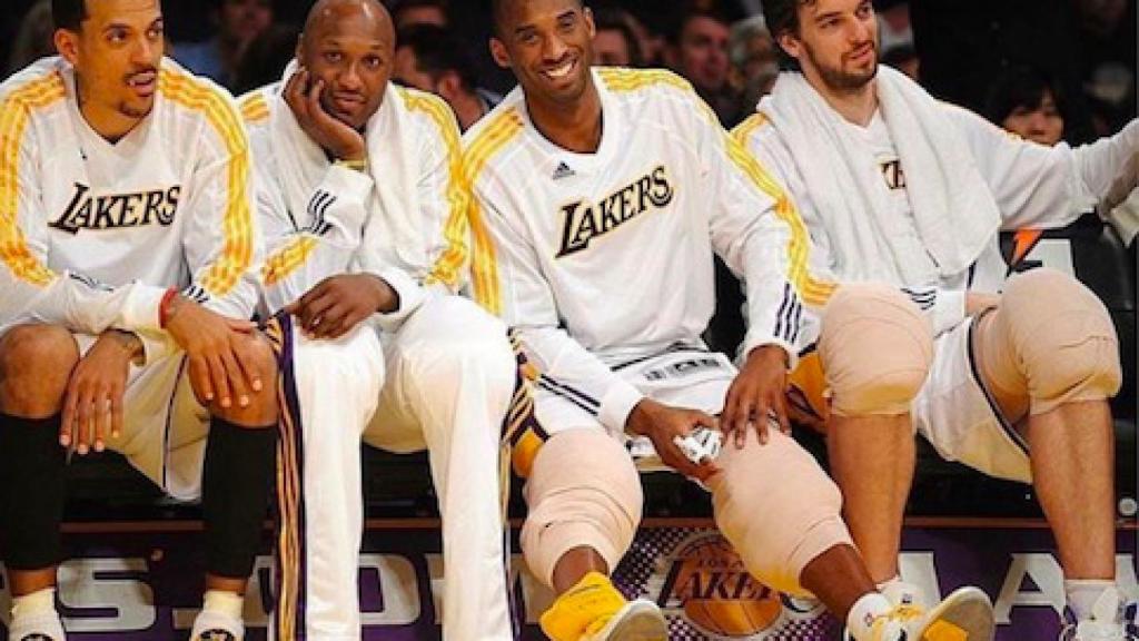 Matt Barnes en el banquillo de los Lakers junto a Odom, Kobe y Pau