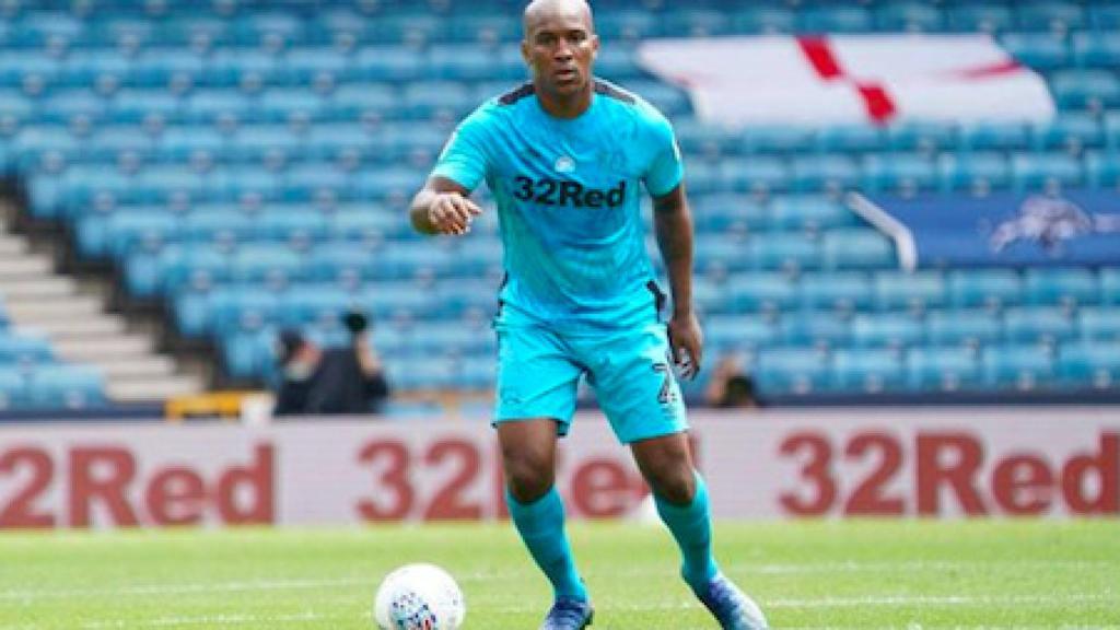 Andre Wisdom en un partido con el Derby County