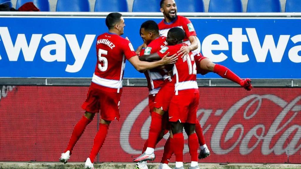 Piña de los jugadores del Granada para celebrar el gol de Roberto Soldado ante el Alavés