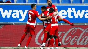 Piña de los jugadores del Granada para celebrar el gol de Roberto Soldado ante el Alavés