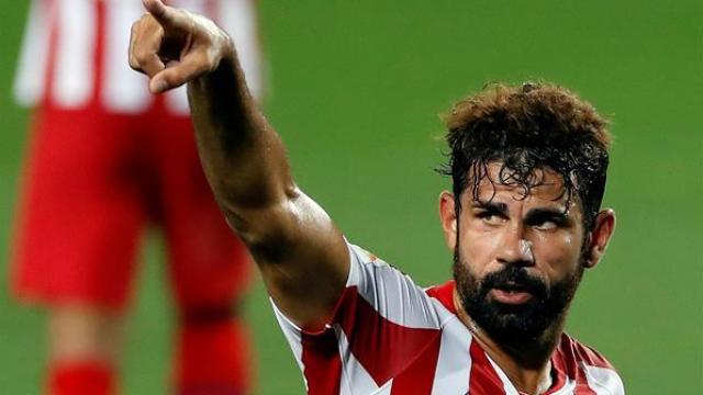 Diego Costa señala a sus compañeros y el banquillo en el Camp Nou