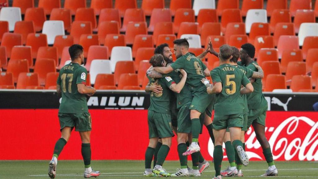 Piña de los jugadores del Athletic tras el gol de Raúl García ante el Valencia