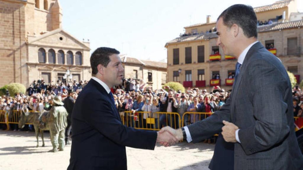 García-Page (i) saluda al rey Felipe VI (d)