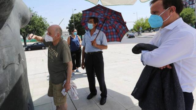 El artista Antonio López junto al alcalde de Coslada, Ángel Viveros, eliminando las pintadas que han vandalizado su obra La Mujer de Coslada. Foto: Ayuntamiento de Coslada