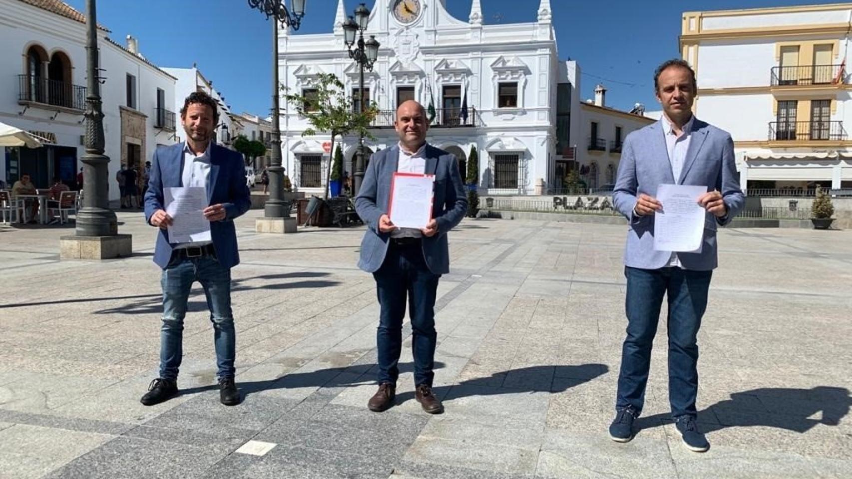 El portavoz del PSOE en Cartaya, Alexis Landero, en el centro.