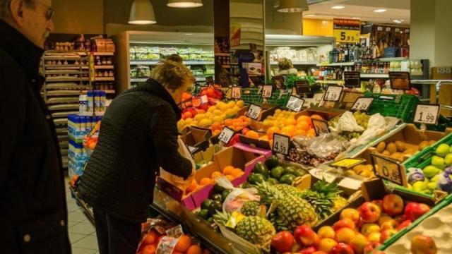 Gente comprando fruta.