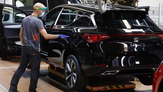 Un trabajador de la línea de producción del Seat León de la fábrica de Martorell (Barcelona) de Seat.