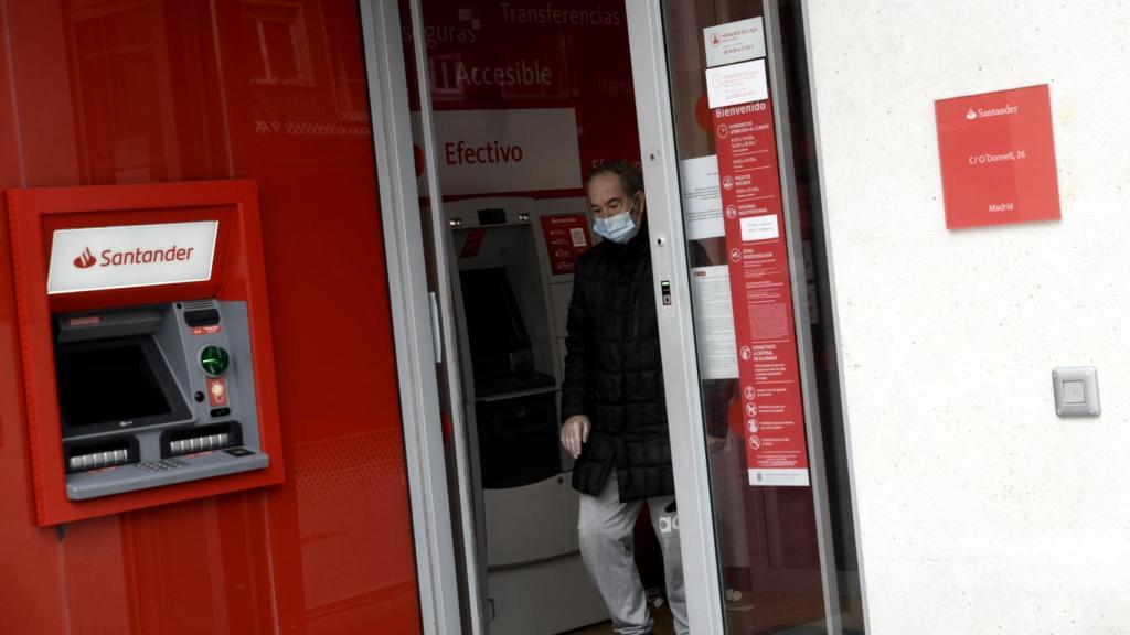 Entrada a una sucursal de Banco Santander.