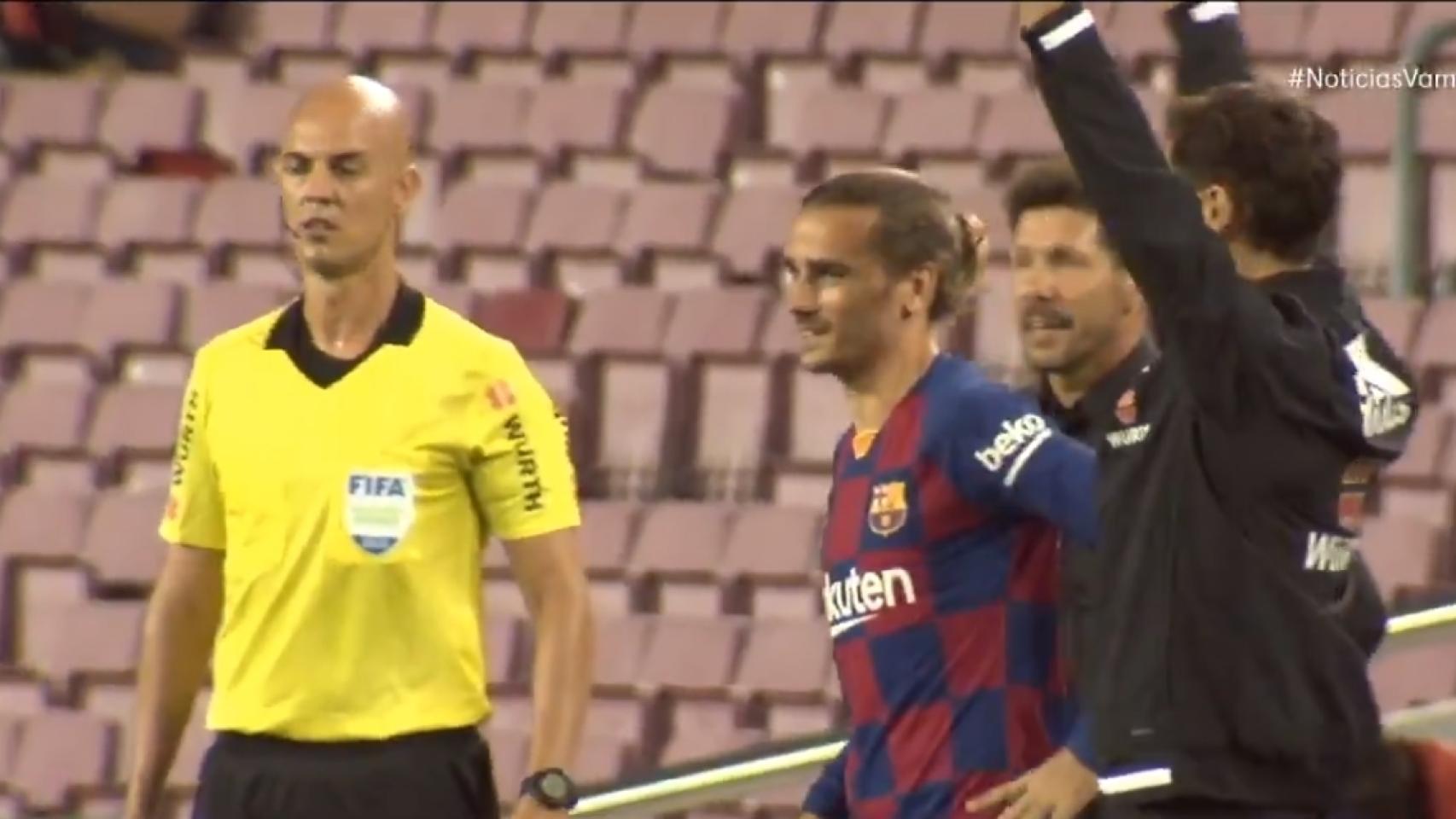 Antoine Griezmann y 'Cholo' Simeone durante el cambio del francés en el Barça - Atlético de Madrid