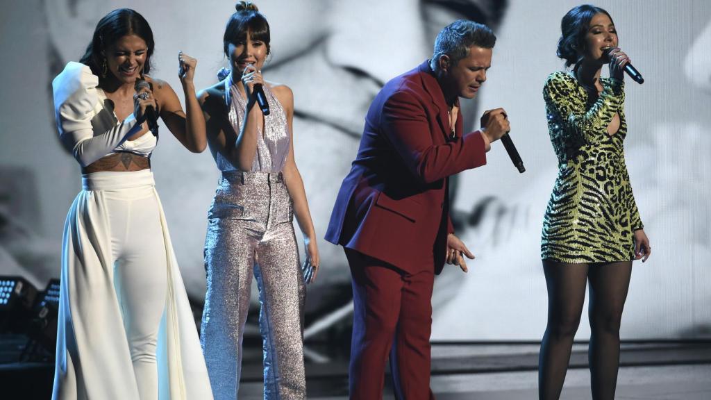 Aiatana Ocaña cantando junto a Alejandro Sanz, Nella y Greeicy Rendon.