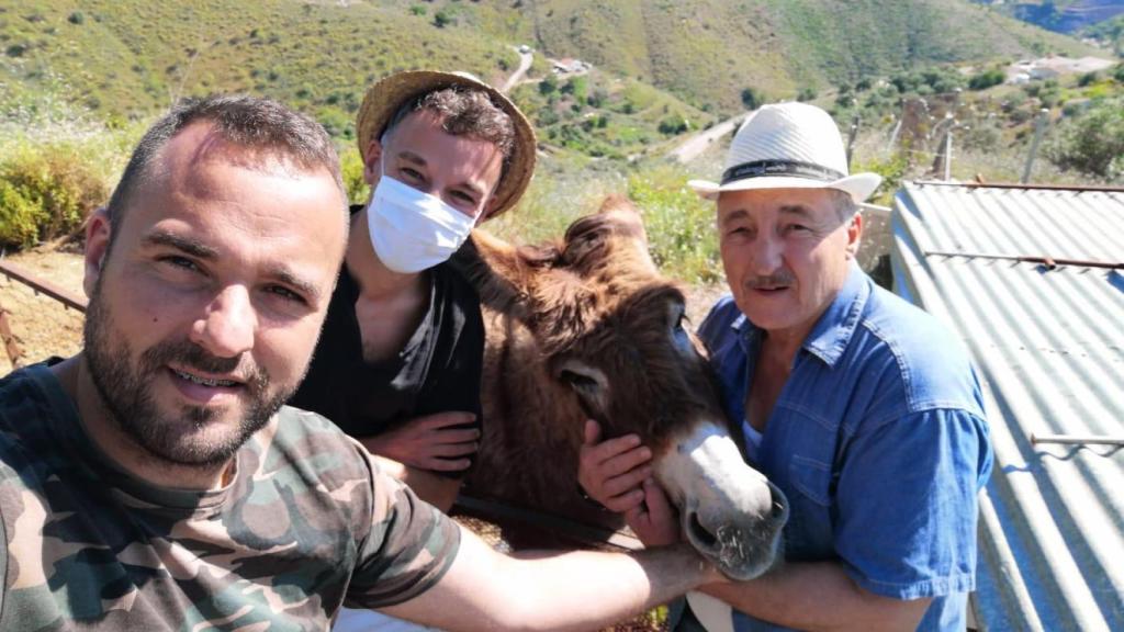 La burra Baldomera, junto a la familia Fernández