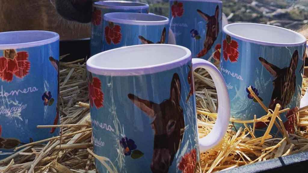 Baldomera, con las tazas realizadas con su imagen