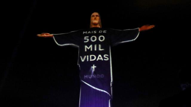 El Cristo Redentor, iluminado en un homenaje a los fallecidos por el coronavirus en Brasil.