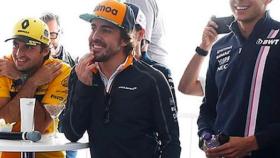 Fernando Alonso, Carlos Sainz y Ocon en un acto