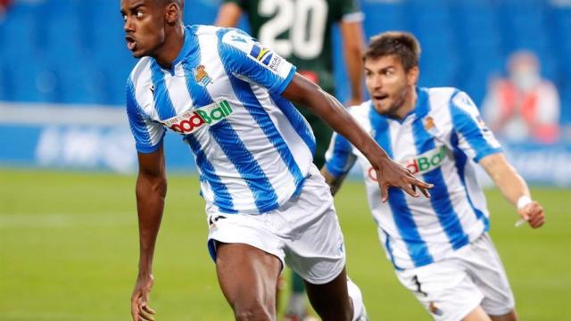 Isak celebra el segundo gol de la Real Sociedad ante el Espanyol en la jornada 33 de La Liga