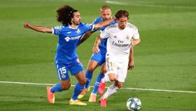 Luka Modric perseguido por dos jugadores del Getafe