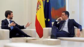 Sánchez y Casado, durante un encuentro en Moncloa.