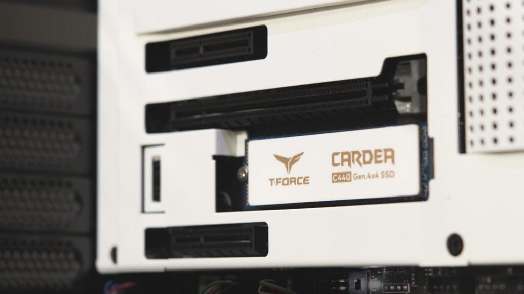 El SSD T-Force Cardea Ceramic C400 es impactante