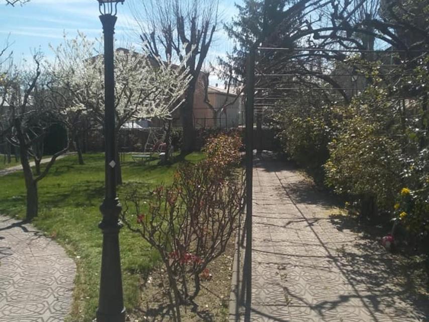 El jardín de la vivienda okupada en El Escorial (Madrid).