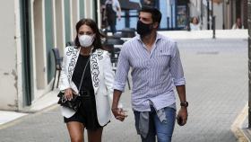 Paula Echevarría y Miguel Torres durante su paseo por Candás (Asturias).