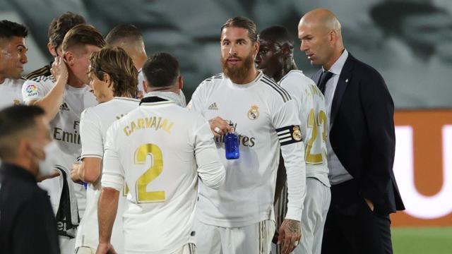 Carvajal y Sergio Ramos, durante una pausa de hidratación del Real Madrid