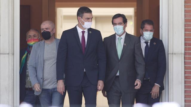 Sánchez y los líderes del Diálogo Social, instantes antes de la firma del acuerdo.