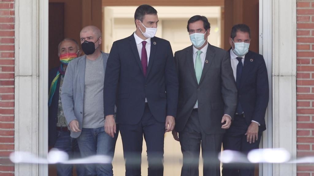 Sánchez y los líderes del Diálogo Social, instantes antes de la firma del acuerdo.
