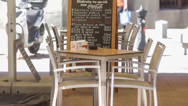 Mesa vacía en la terraza de un restaurante de Madrid (España), a 22 de junio de 2020.