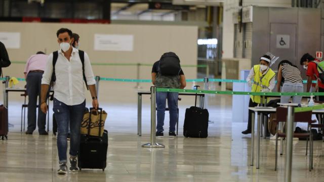 Viajero en un aeropuerto de España.