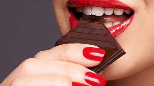 Una mujer, comiendo chocolate.
