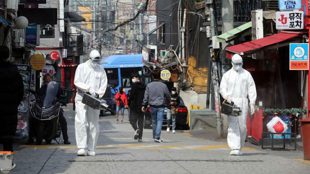 Un operario desinfecta una calle del barrio de Itaewon, en Seúl. Reuters