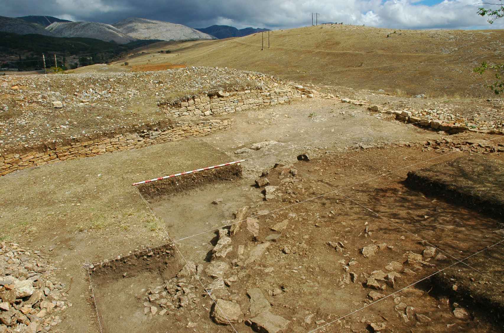 Excavación del 'oppidum' cántabro de La Loma y campamento romano de asedio al fondo.