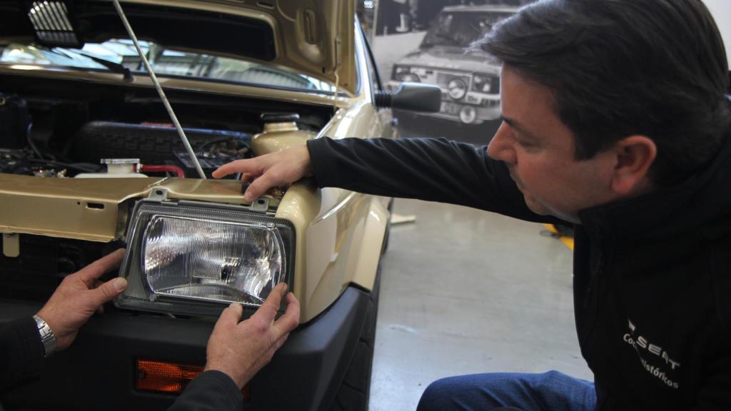 Isidre López durante la restauración del Seat Ibiza de Felipe VI.