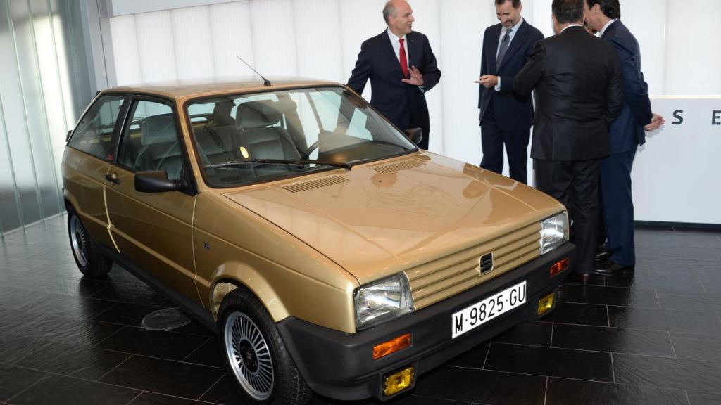 Momento en que el rey Felipe vuelve a ver su primer coche, años después.