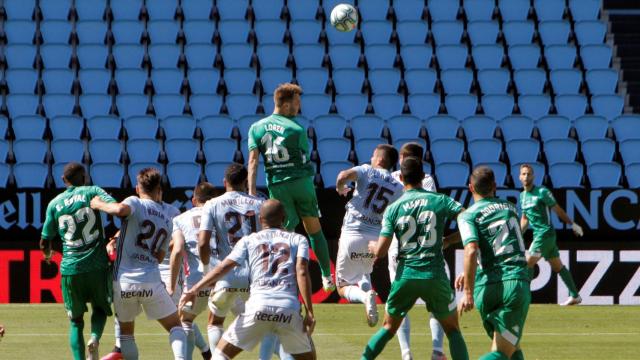 Duelo durante el partido entre el Celta y el Betis