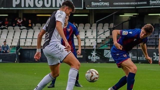 Pau Ferrer en un partido frente al Levante