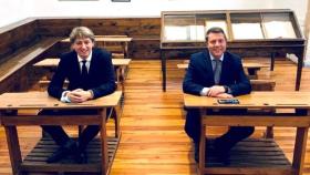 Emiliano García-Page y el alcalde de Soria, Carlos Martínez Mínguez, en el instituto de Soria donde impartió clases Antonio Machado