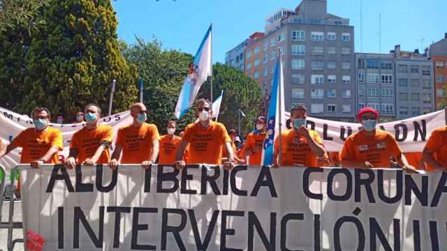Los trabajadores de Alu Ibérica protagonizan una protesta coincidiendo con un mitin del presidente del Gobierno .