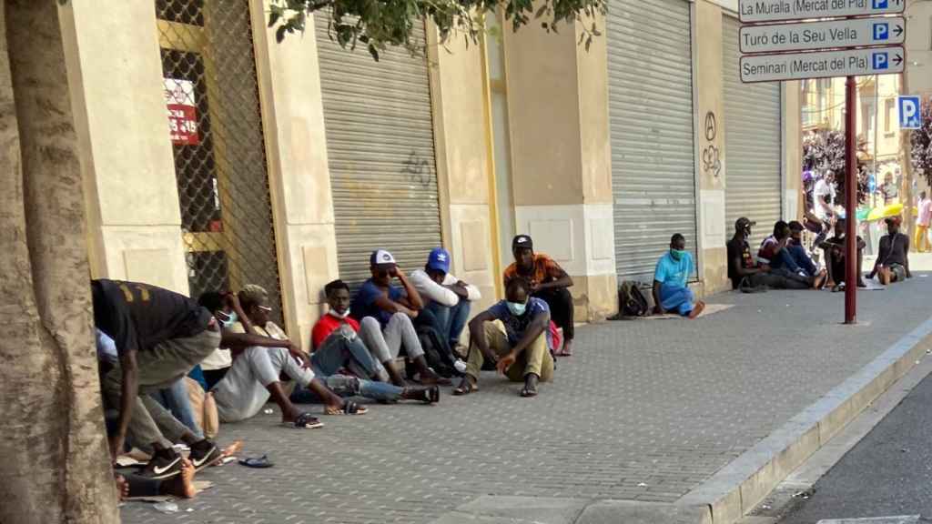 Temporeros hacinados en las calles de Lérida a pesar de los rebrotes.