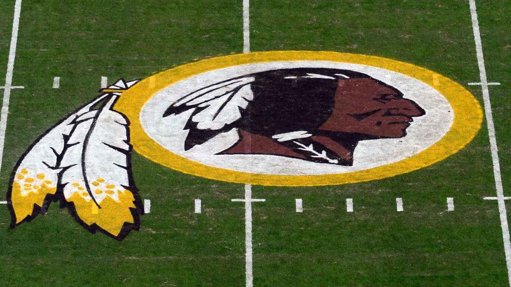 El logo de los Washington Redskins sobre el FedEX Field
