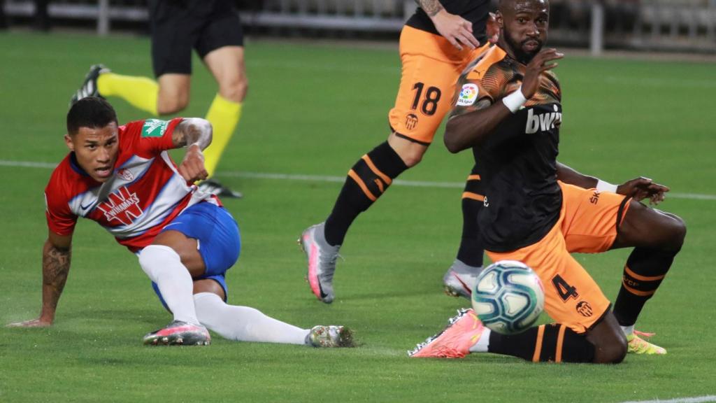 Darwin Machís y Mangala durante el Granada - Valencia