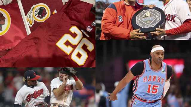 El logo y la camiseta de los Washington Redskins, Vince Carter con la camiseta de los Atlanta Hawks, el premio Kenesaw Mountain Landis y dos jugadores de los Cleveland Indians