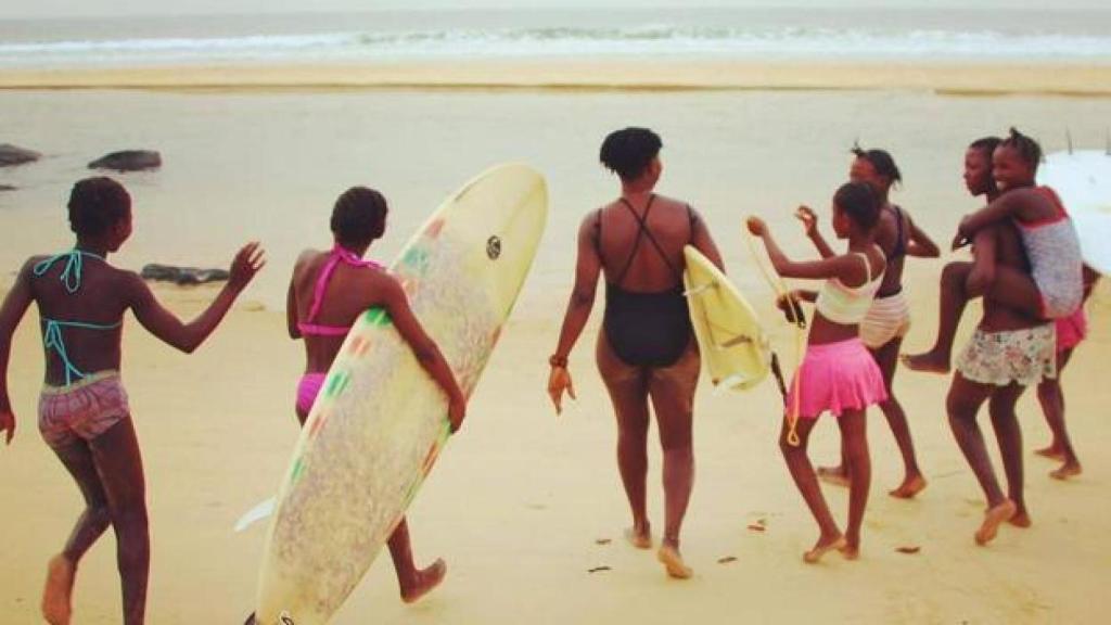 Jóvenes negras haciendo surf. Instagram (@blackgirlssurf)