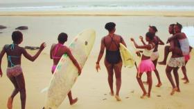 Jóvenes negras haciendo surf. Instagram (@blackgirlssurf)