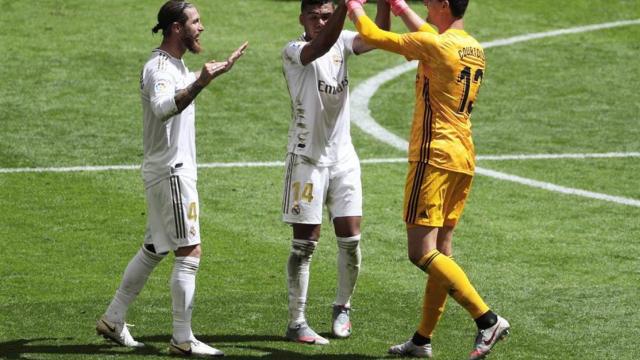 Sergio Ramos celebra con Courtois y Casemiro la victoria del Real Madrid en San Mamés