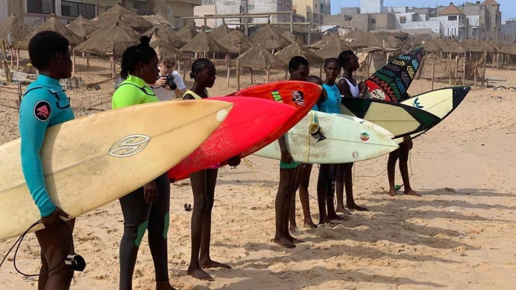 Clase de la organización Black Girls Surf para niñas de entre 5 y 17 años. Instagram (@blackgirlssurf)