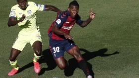 Djené ante Estupiñán, en el Osasuna - Getafe de la jornada 34 de La Liga