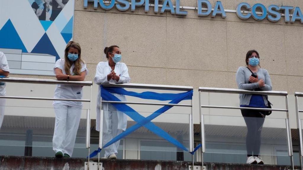 Sanitarios del Hospital da Costa, en Burela, Lugo.