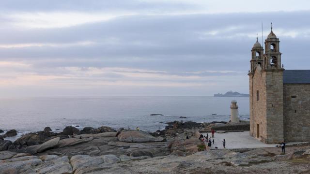 Puesta de sol en el Santuario de Virxe da Barca, en Muxía.